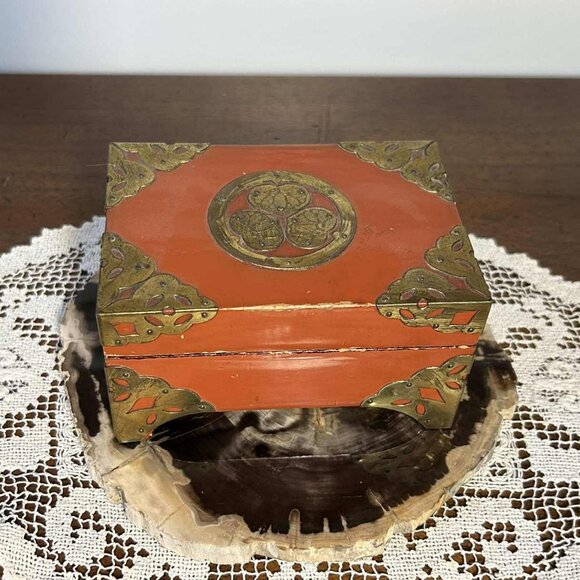 Vintage Japanese cinnabar lacquer brass lotus trinket box - Picture 1 of 10